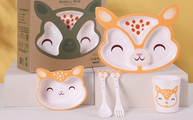 Shiny children's tableware set